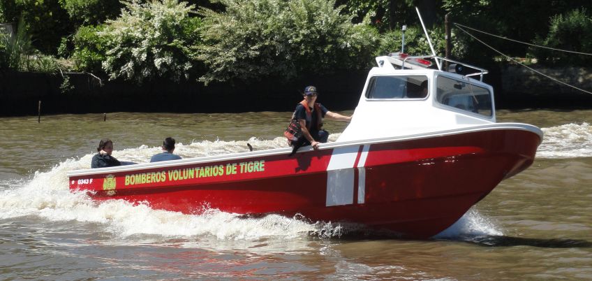 Bomberos de Tigre, sofocaron un incendio desde una embarcación construida por Astillero Benavidez